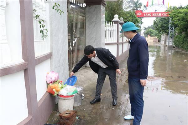 Đồng chí Bí thư Đảng ủy, Chủ tịch HĐND xã kiểm tra công tác phân loại, thu gom rác thải sinh hoạt trên địa bàn xã