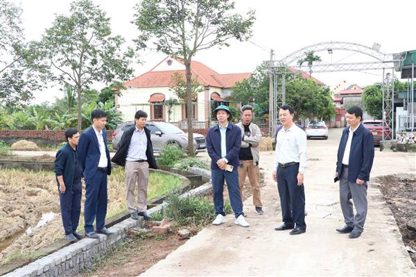 Đồng chí Bí thư Đảng ủy, Chủ tịch HĐND xã kiểm tra tiến độ các công trình xây dựng trên địa bàn