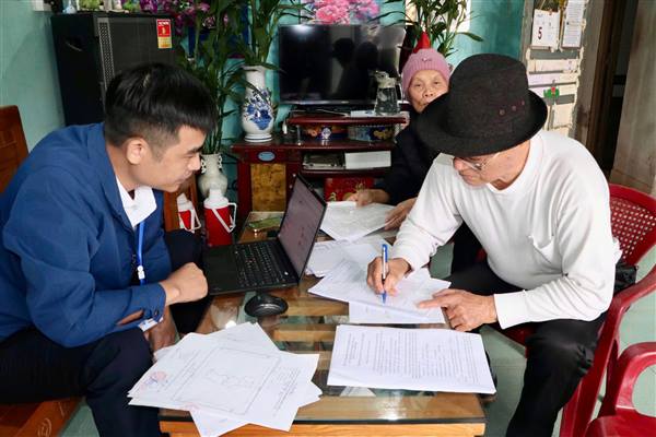 Trung tâm Phục vụ hành chính công xã Nam Sách hỗ trợ công dân làm thủ tục nộp hồ sơ trực tuyến cấp Giấy chứng nhận quyền sử dụng đất tại nhà