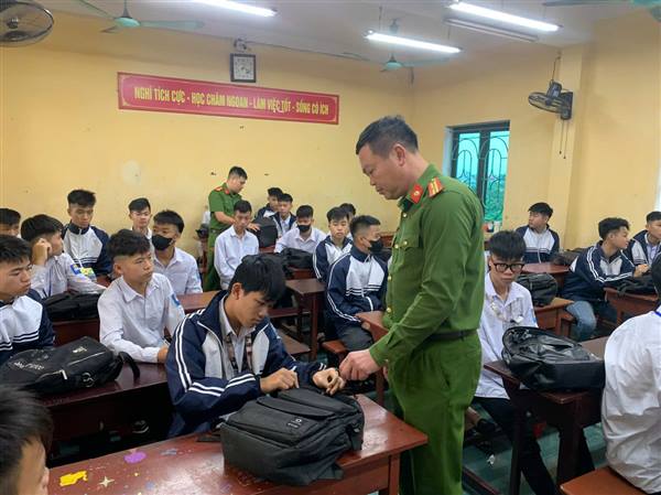 Công an xã Nam Sách tăng cường kiểm tra, kiểm soát đồ dùng học tập nhằm phòng ngừa bạo lực học đường