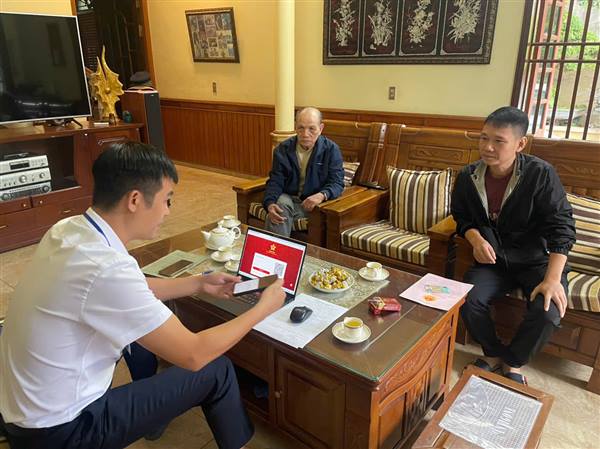 Trung tâm Hành chính công xã Nam Sách hỗ trợ cựu chiến binh 79 tuổi hoàn thành hồ sơ hộ tịch ngay tại nhà