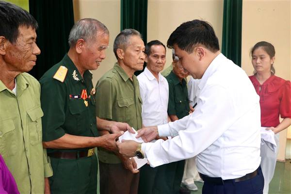 Triển khai kế hoạch thực hiện Nghị quyết số 05/2023/NQ-HĐND của Hội đồng nhân dân thành phố về việc tặng quà của thành phố hằng năm tới các đối tượng dịp lễ, Tết