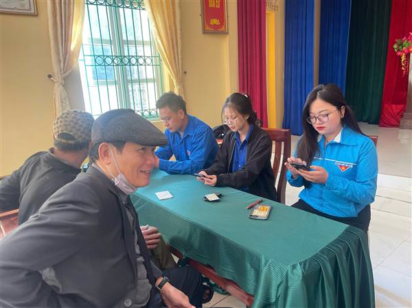 TUỔI TRẺ XÃ NAM SÁCH RA QUÂN HỖ TRỢ CÀI ĐẶT ỨNG DỤNG “SỔ TAY ĐẢNG VIÊN ĐIỆN TỬ”