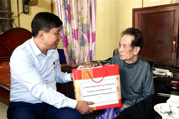 Lãnh đạo xã Nam Sách thăm, động viên các trường hợp người khuyết tật đặc biệt nặng