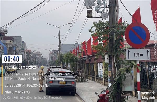 Công an xã Nam Sách phối hợp Phòng PC08 xử lý vi phạm dừng, đỗ xe trái quy định