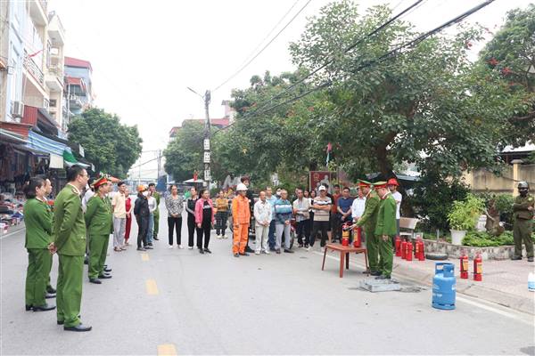 Xã Nam Sách tổ chức thực tập phương án chữa cháy và cứu nạn, cứu hộ tại Tổ liên gia an toàn PCCC thôn Nguyên Quốc Trị