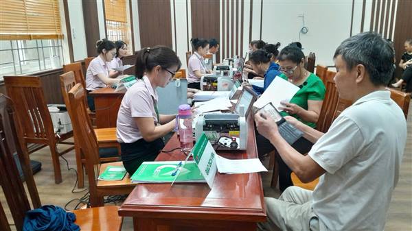 Khách hàng vay vốn chính sách bị ảnh hưởng sau bão số 12 được giảm lãi suất