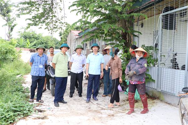 Lãnh đạo xã Nam Sách thăm đồng, chỉ đạo sản xuất vụ mùa