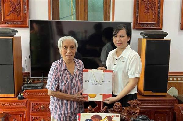 Hội Liên hiệp Phụ nữ xã trao quà tri ân các đối tượng chính sách nhân dịp 27/7