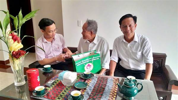 Phòng giao dịch Ngân hàng Chính sách xã hội Nam Sách tặng quà tri ân nhân 27/7