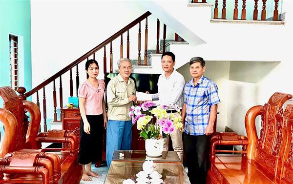 Hội Nông dân Nam Sách tổ chức thăm, tặng quà gia đình hội viên là đối tượng chính sách