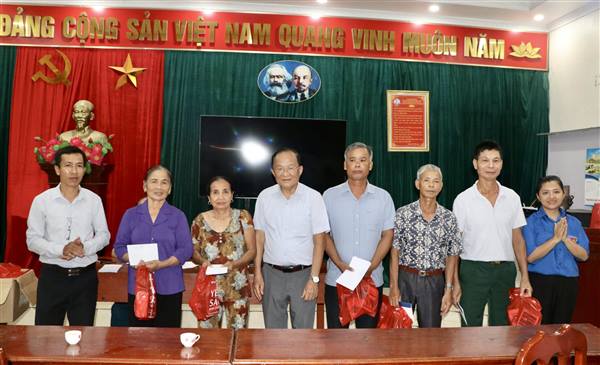 THÔN TRÚC KHÊ TỔ CHỨC GẶP MẶT, TẶNG QUÀ NHÂN NGÀY THƯƠNG BINH - LIỆT SỸ 27/7