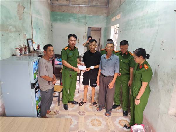 CÔNG AN XÃ NAM SÁCH TRAO HƠN 10 TRIỆU ĐỒNG ỦNG HỘ EM PHONG – HOÀN CẢNH ĐẶC BIỆT KHÓ KHĂN Ở XÃ ĐỒNG LẠC