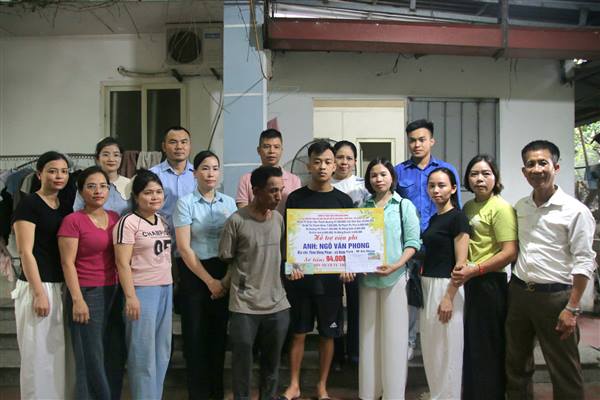 Nhóm từ thiện Thiện tâm Thanh Quang trao hỗ trợ 1 trường hợp khó khăn tại thôn Đông Phan