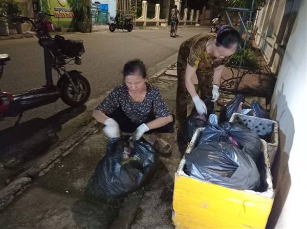 Hội Nông dân xã kiểm tra công tác phân loại rác thải tại hộ gia đình 
