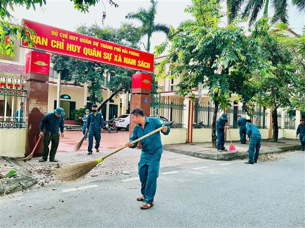 Ban CHQS xã Nam Sách ra quân làm công tác vệ sinh môi trường chào mừng Đại hội Đảng bộ xã
