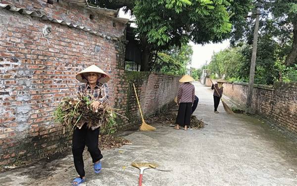 Phụ nữ Nam Sách góp sức làm sạch môi trường, hướng về Đại hội Đảng