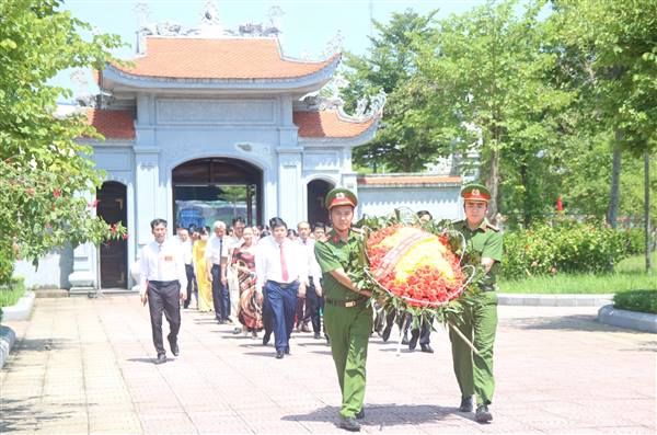 Các đại biểu dự Đại hội Đảng bộ xã Nam Sách lần thứ I dâng hương tưởng niệm tại Đền liệt sĩ