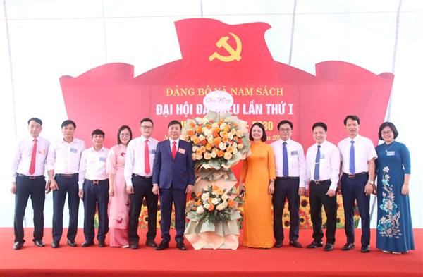 🎉 Đảng bộ xã đã vinh dự được đón tiếp nhiều đoàn đại biểu đến tặng hoa, gửi lời chúc mừng Đại hội🎉