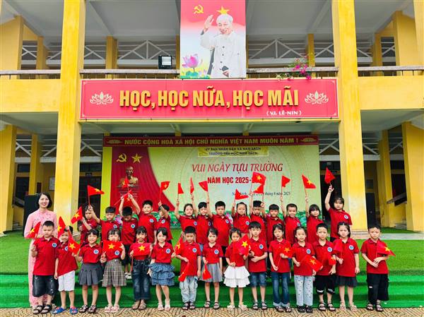 Học sinh lớp 1 xã Nam Sách háo hức tựu trường, nhận lớp – nhận cô 