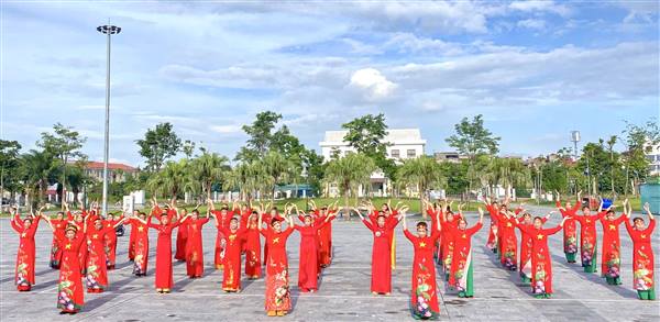 PHỤ NỮ NAM SÁCH SÔI NỔI ĐỒNG DIỄN DÂN VŨ CHÀO MỪNG 80 NĂM QUỐC KHÁNH 2/9