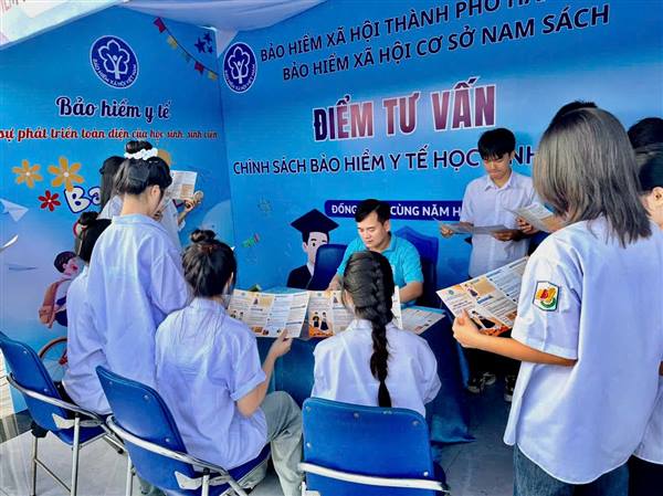 BHXH cơ sở Nam Sách triển khai gian hàng tuyên truyền chính sách BHYT học sinh, sinh viên