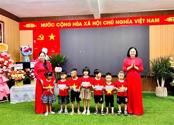 Tặng quà học sinh hoàn cảnh khó khăn nhân dịp khai giảng