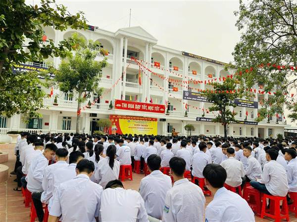 Công an xã Nam Sách tuyên truyền pháp luật tại Trường THPT Phan Bội Châu