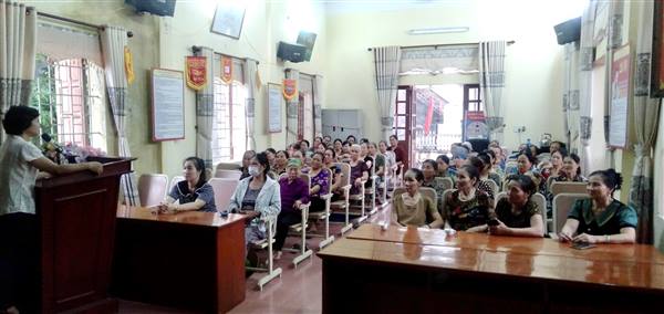 70 hội viên phụ nữ thôn Đụn được tập huấn hướng dẫn phòng trừ sâu bệnh hại lúa mùa