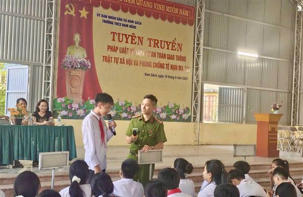 Công an xã Nam Sách tuyên truyền pháp luật tại Trường THCS Nam Hồng