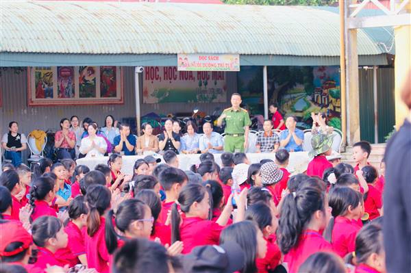 Hơn 900 học sinh Trường Tiểu học Nam Sách được tuyên truyền về an toàn giao thông