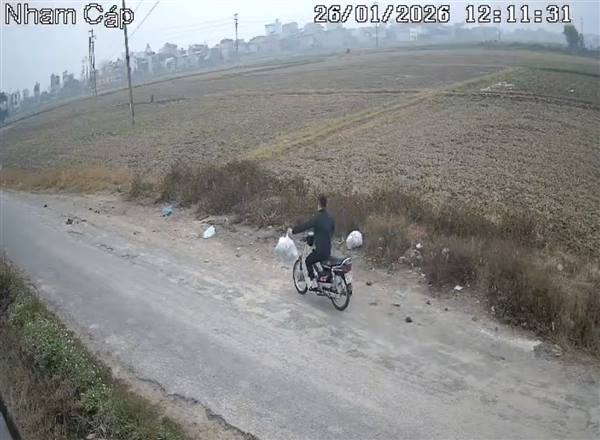 Camera ghi lại hành vi vứt rác bừa bãi - Hình ảnh xấu cần chấm dứt ngay