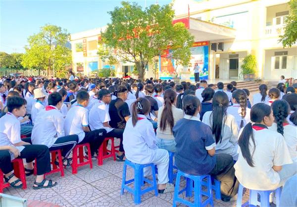 Trạm Y tế xã Nam Sách truyền thông chăm sóc sức khỏe sinh sản cho học sinh Trường THCS Nam Sách 