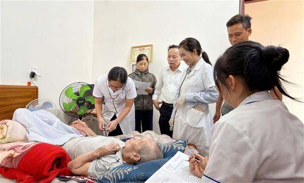 Nam Sách khám sàng lọc sức khỏe tại nhà cho người dân không đi lại được