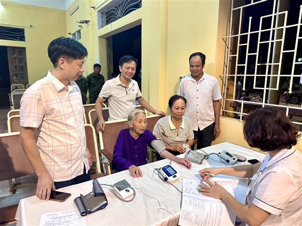 NAM SÁCH: NGÀY ĐẦU KHÁM SÀNG LỌC SỨC KHỎE, ĐÔNG ĐẢO NHÂN DÂN THAM GIA
