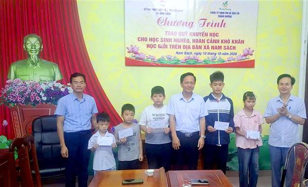 5 học sinh khó khăn trên địa bàn xã được nhận hỗ trợ khuyến học