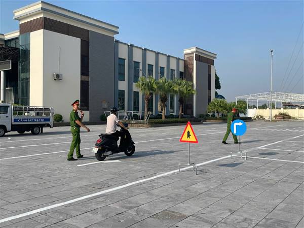 CÔNG AN PHỐI HỢP TUYÊN TRUYỀN, HƯỚNG DẪN KỸ NĂNG LÁI XE AN TOÀN CHO HỌC SINH THPT NAM SÁCH