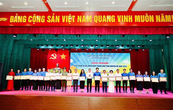 ĐỒNG CHÍ NGUYỄN HỮU DƯƠNG - PHÓ CHỦ TỊCH UBND XÃ VÀ NHIỀU TẬP THỂ, CÁ NHÂN XÃ NAM SÁCH ĐƯỢC KHEN THƯỞNG VÌ CÓ THÀNH TÍCH XUẤT SẮC TRONG HOẠT ĐỘNG HÈ VÀ CHIẾN DỊCH THANH NIÊN TÌNH NGUYỆN HÈ NĂM 2026