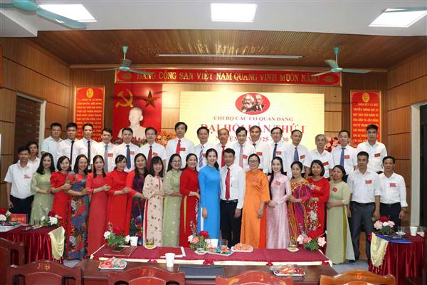 PHÁT HUY TRUYỀN THỐNG VẺ VANG CÁC NGÀNH XÂY DỰNG ĐẢNG VÀ HỘI NÔNG DÂN VIỆT NAM, CHUNG SỨC XÂY DỰNG XÃ NAM SÁCH PHÁT TRIỂN