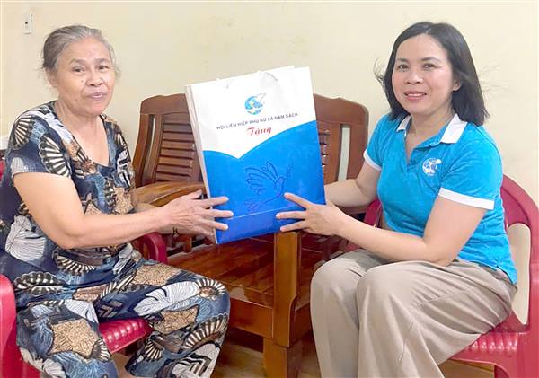 HỘI LIÊN HIỆP PHỤ NỮ XÃ NAM SÁCH TẶNG QUÀ HỘI VIÊN CÓ HOÀN CẢNH KHÓ KHĂN