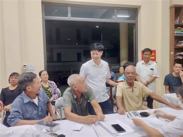 📸 8 GIỜ TỐI, NGƯỜI DÂN VẪN ĐẾN KHÁM SÀNG LỌC SỨC KHỎE