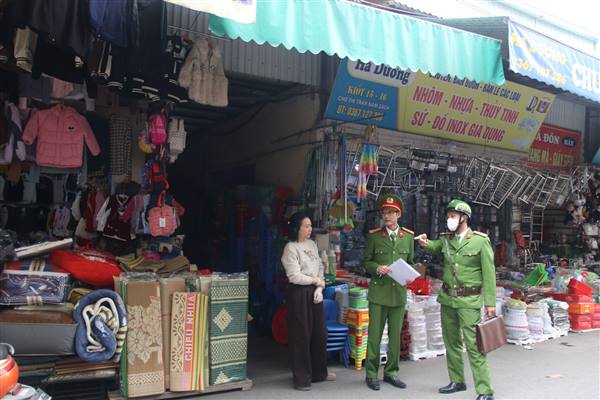 Công an xã Nam Sách tuyên truyền, ký cam kết bảo đảm trật tự công cộng và hành lang an toàn giao thông dịp Tết Nguyên đán 2026