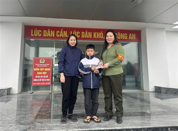 Học sinh lớp 6 nhặt được của rơi, giao nộp Công an xã Nam Sách