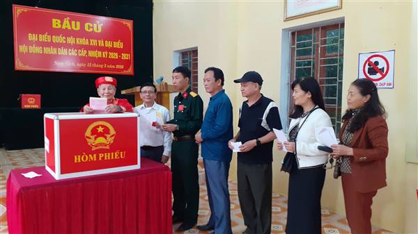 Cử tri Nam Sách phấn khởi tham gia Ngày bầu cử