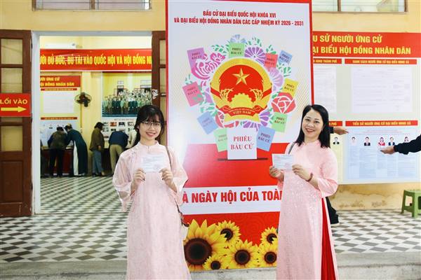 Cử tri trẻ xã Nam Sách lần đầu tiên cầm lá phiếu thực hiện quyền công dân