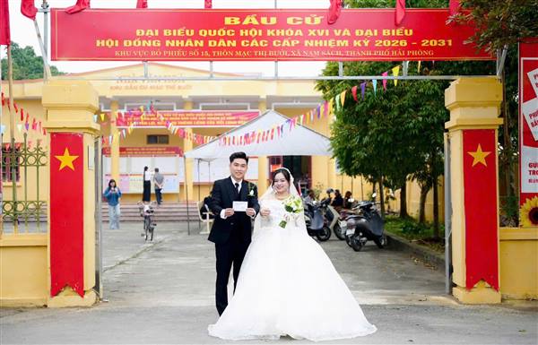 Khoảnh khắc đẹp ngày bầu cử: Cô dâu, chú rể đưa mẹ đi bỏ phiếu