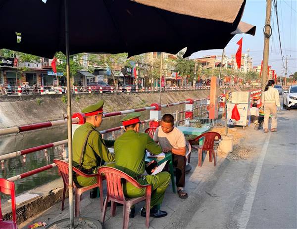 Xử phạt 2 trường hợp lấn chiếm vỉa hè để kinh doanh