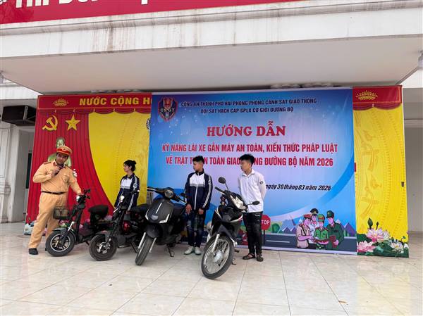Hướng dẫn kỹ năng lái xe gắn máy an toàn, tuyên truyền pháp luật về trật tự an toàn giao thông tại Trường THPT Phan Bội Châu