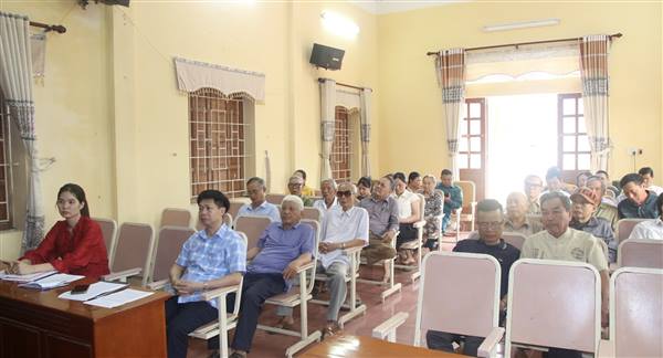 Thường trực Đảng uỷ xã dự sinh hoạt thường kỳ Chi bộ thôn Đụn và Thượng Đáp