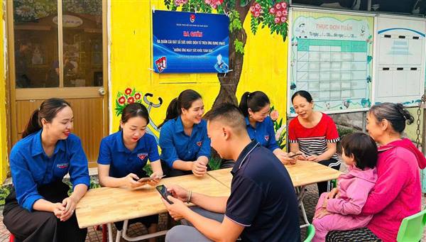 Tuổi trẻ Nam Sách ra quân hỗ trợ người dân sử dụng sổ sức khỏe điện tử